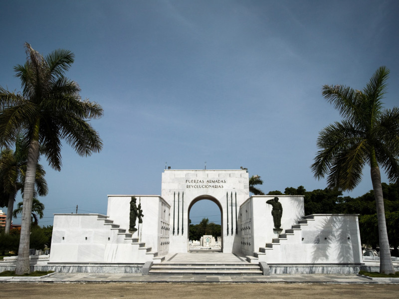 Monumento que alberga los restos de miembros de las fuerzas armadas revolucionarias en la Necrópolis del cementerio Cristóbal Colón de La Habana.