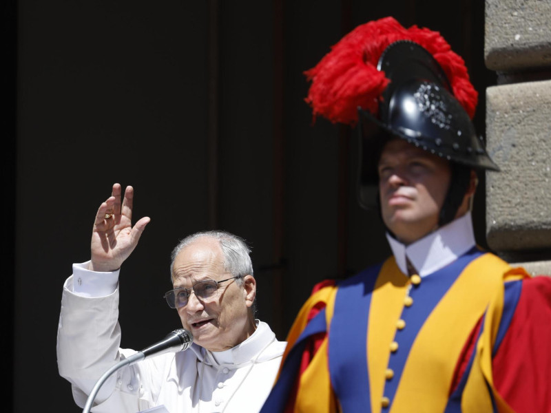 Papa León XIV saluda al público mientras dirige la oración del Angelus en Castel Gandolfo