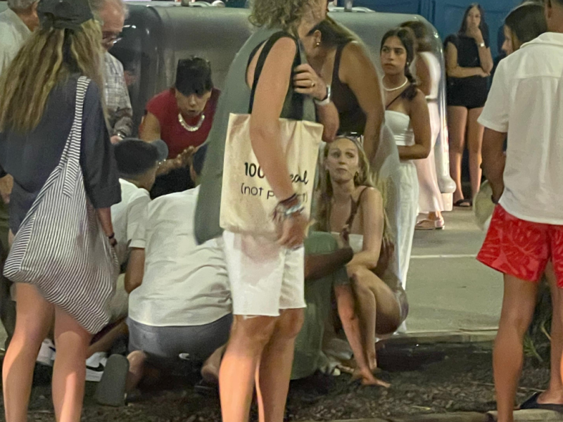 El lugar del accidente, frente al restaurante El Raset, se llena de testigos que prestan ayuda a los heridos antes de la llegada de los servicios de emergencia