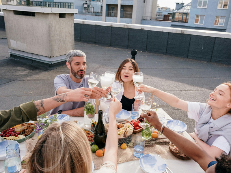 Un grupo de amigos brindando