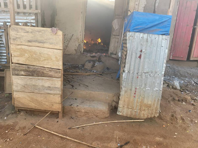 Tiendas incendiadas en la ciudad de Komanda (Ituri) por las ADF durante un ataque