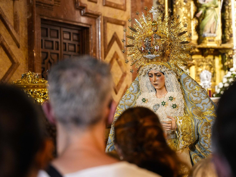 Imágenes de la veneración de Nuestra Señora de la Esperanza Macarena tras la controvertida actuación de mantenimiento y conservación.