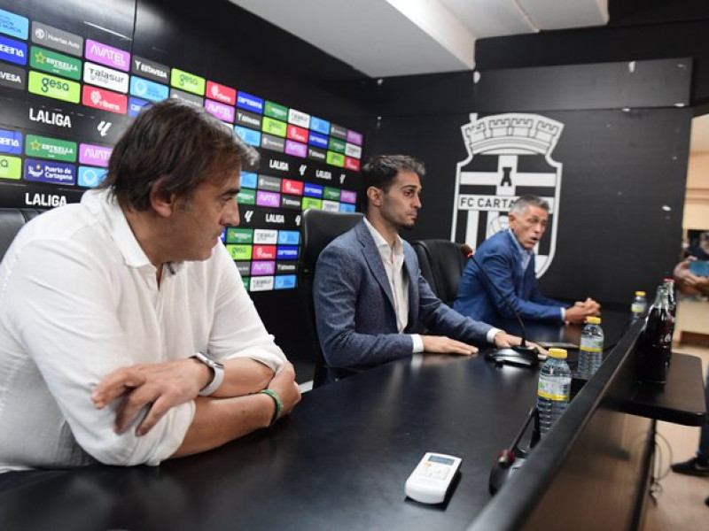 La nueva propiedad, capitaneada por Alejandro Arribas, se está presentando en estos momentos en la sala de prensa del Cartagonova.