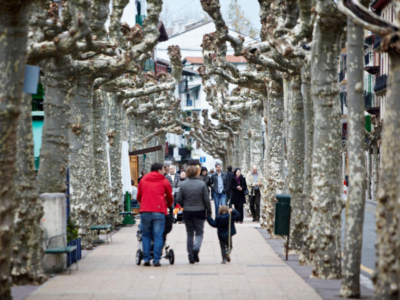 Familia en el antiguo barrio de pescadores de La Marina, Hondarribia