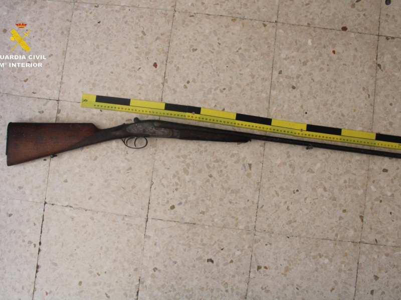 Una de las armas incautadas por la Guardia Civil