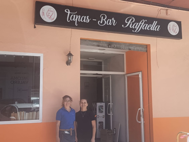 Nidia y su hermana Ela en su bar "Raffaela", Campanar