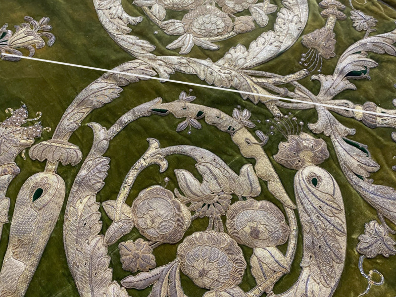 Detalle de los bordados en oro del manto de la Virgen de los Reyes