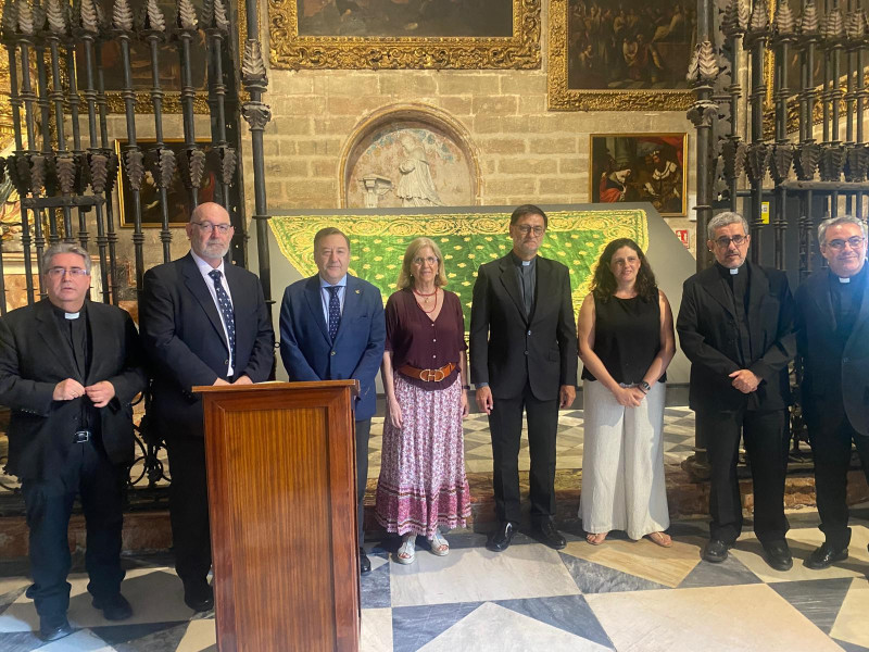 Presentación del manto de la Virgen de los Reyes