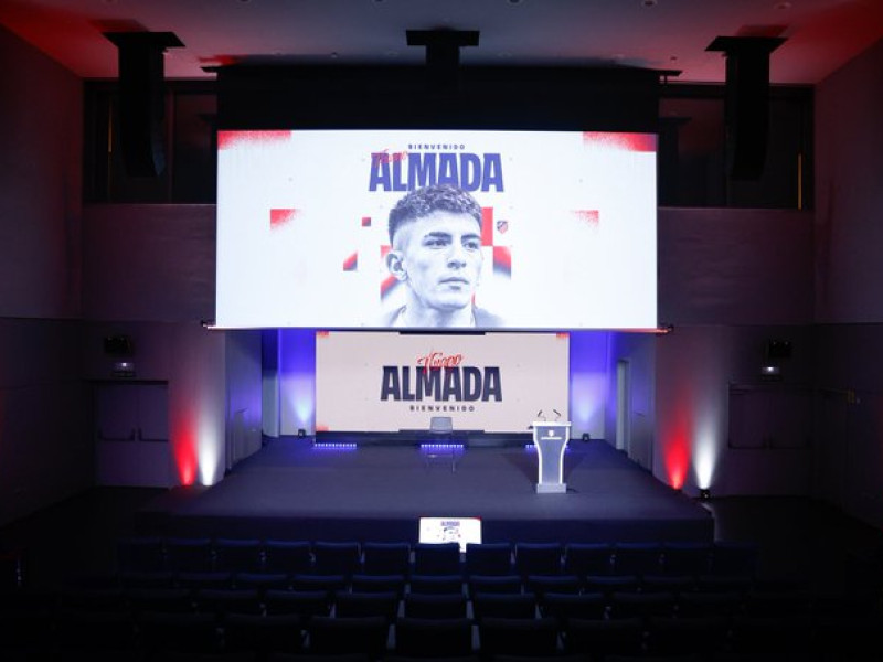 Presentación de Thiago Almada