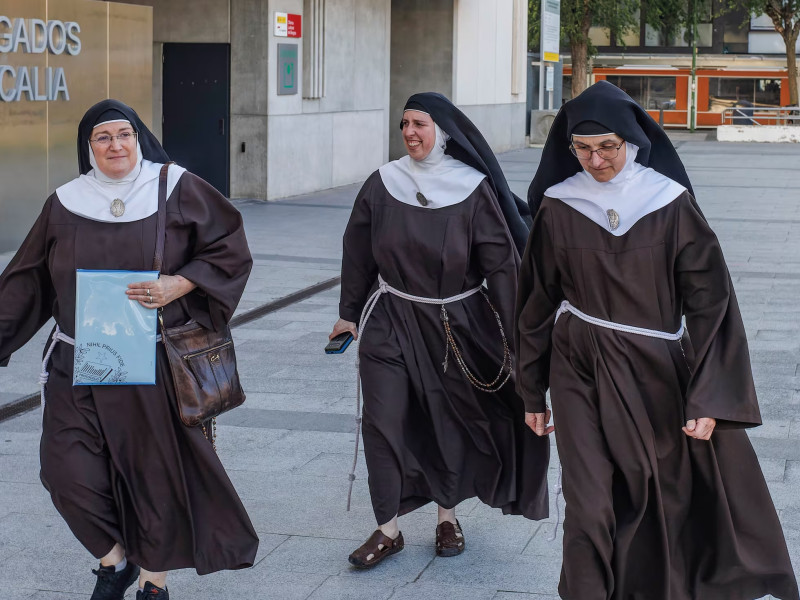 Las exmonjas de Belorado a la salida de los juzgados de Briviesca (Burgos).