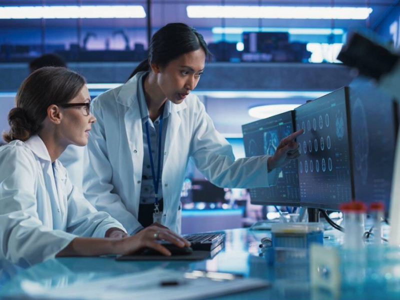 Profesionales en un centro de investigación médica