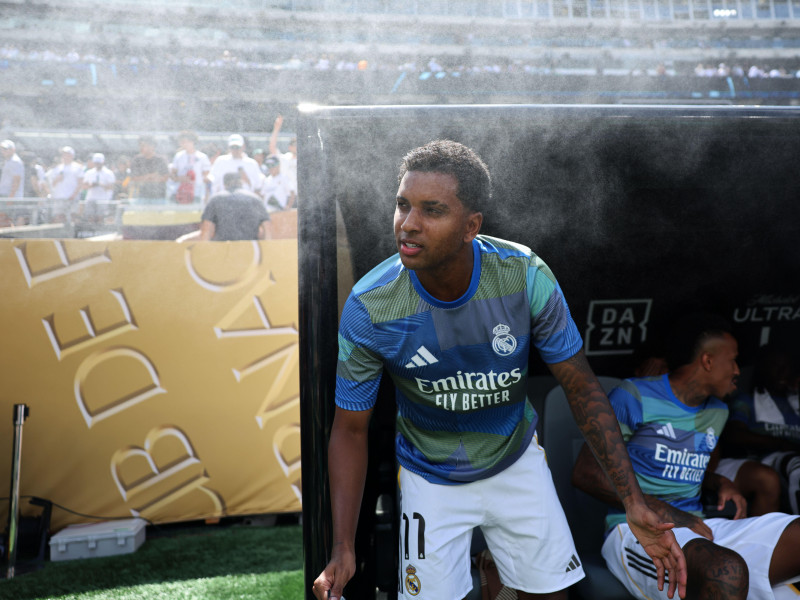 Rodrygo del Real Madrid se enfría durante el partido de semifinales de la Copa Mundial de Clubes de la FIFA Paris Saint Germain vs Real Madrid en el estadio Metlife, Nueva Jersey.