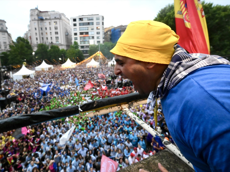 Un hombre durante el Chupinazo, a 18 de julio de 2025, en Santander