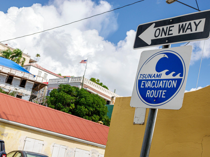 Charlotte Amalie, Saint St. Thomas, Islas Vírgenes de EE. UU., cerca de Dronningens Gade, Main Street, ruta de evacuación por tsunami, señal de calle de un solo sentido, emergencia