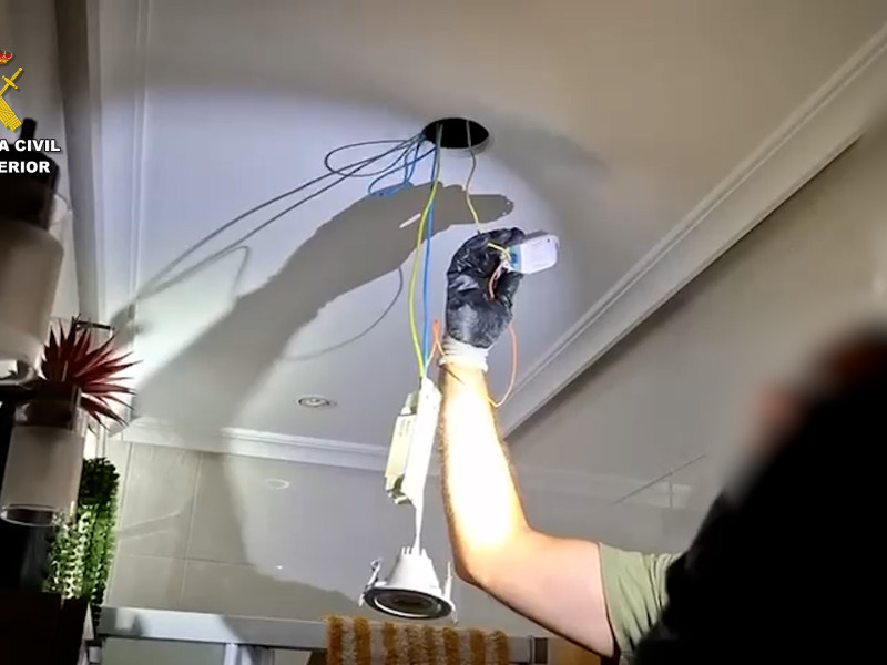 Detenido un hombre por instalar cámaras en el baño de su casa para grabar imágenes íntimas de familiares y amigos en Burgos
