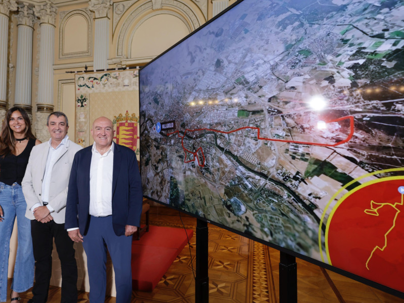 Jesús Julio Carnero, junto a Javier Guillén en la presentación