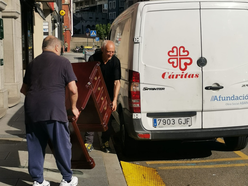 Entrega del mobiliario de Pompas Fúnebres a una furgoneta de Cáritas