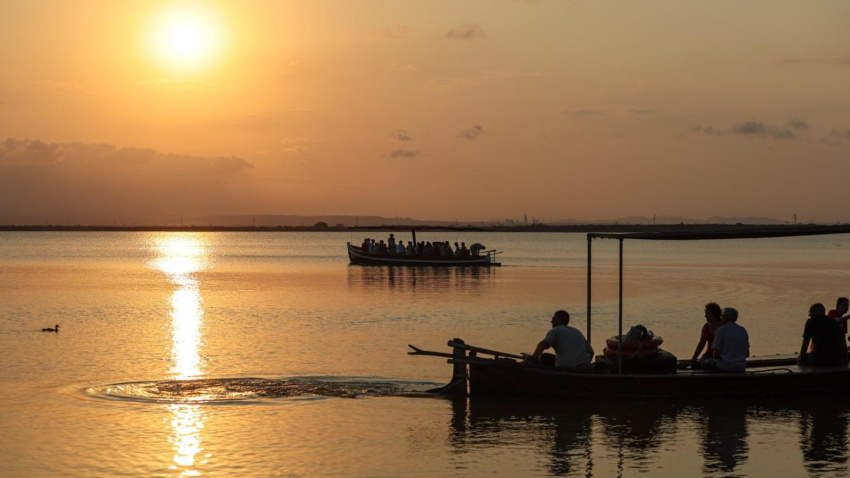 Imagen de una puesta de sol desde la Albufera de Valencia