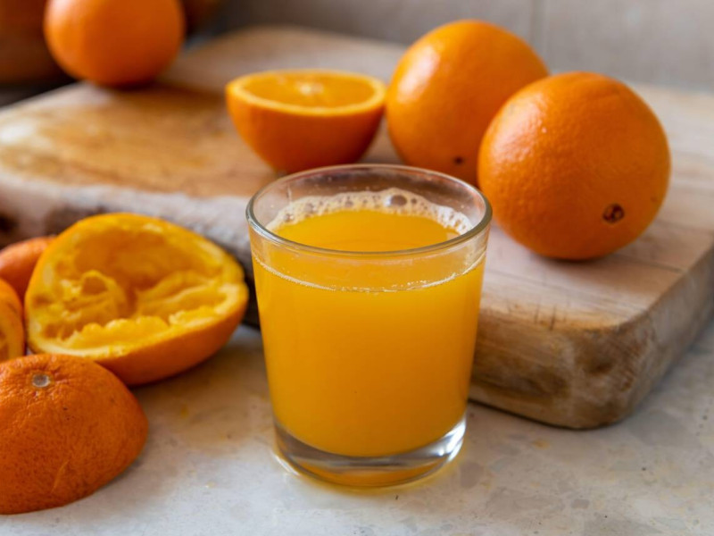 Un vaso de zumo de naranja recién exprimido