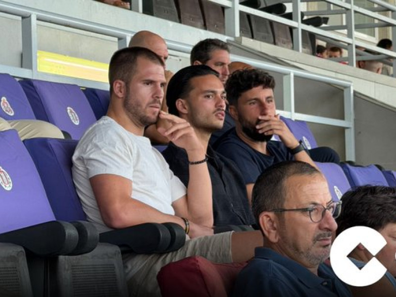 Willy, en el centro de la imagen, siguiendo el partido desde el palco del Artés Carrasco