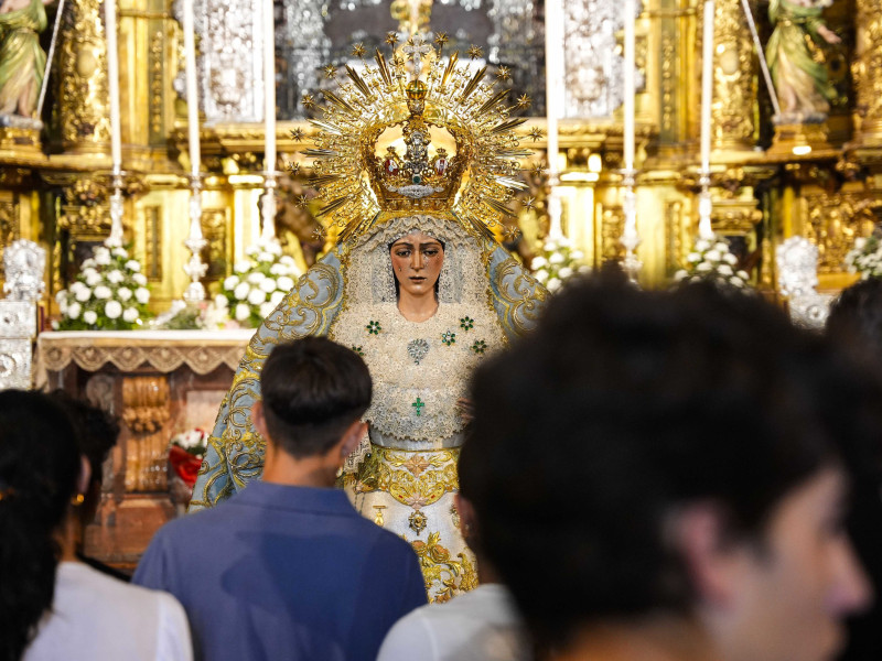 Archivo - Imágenes de la veneración de la Esperanza Macarena tras la actuación de mantenimiento y conservación llevada a cabo por Arquillo.