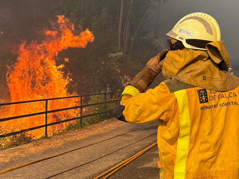 Labores de extinción este miércoles del incendio forestal declarado en las inmediaciones de A Cañiza. Los servicios de extinción lidian este miércoles en Galicia con hasta cinco incendios forestales de importante tamaño que afectan a las provincias de Lugo, Ourense y Pontevedra y que, de forma acumulada, han quemado más de 155 hectáreas de terreno