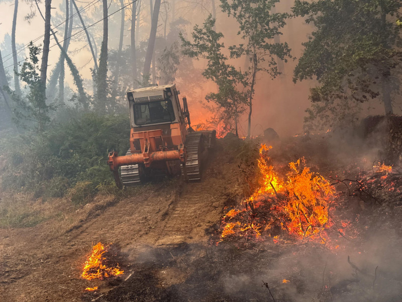 Labores de extinción este miércoles del incendio forestal declarado en las inmediaciones de A Cañiza. Los servicios de extinción lidian este miércoles en Galicia con hasta cinco incendios forestales de importante tamaño que afectan a las provincias de Lugo, Ourense y Pontevedra y que, de forma acumulada, han quemado más de 155 hectáreas de terreno