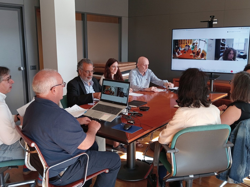 Un xurado está avaliando as 17 propostas presentadas ao concurso de ideas