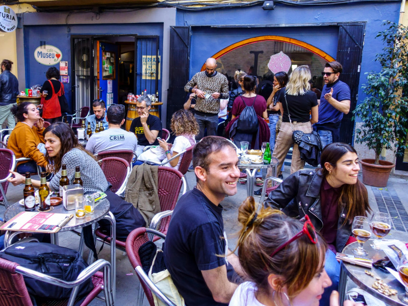 Imagen de una terraza llena