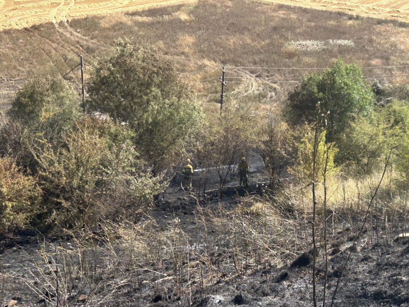 Los bomberos han seguido trabajando para refrescar la zona