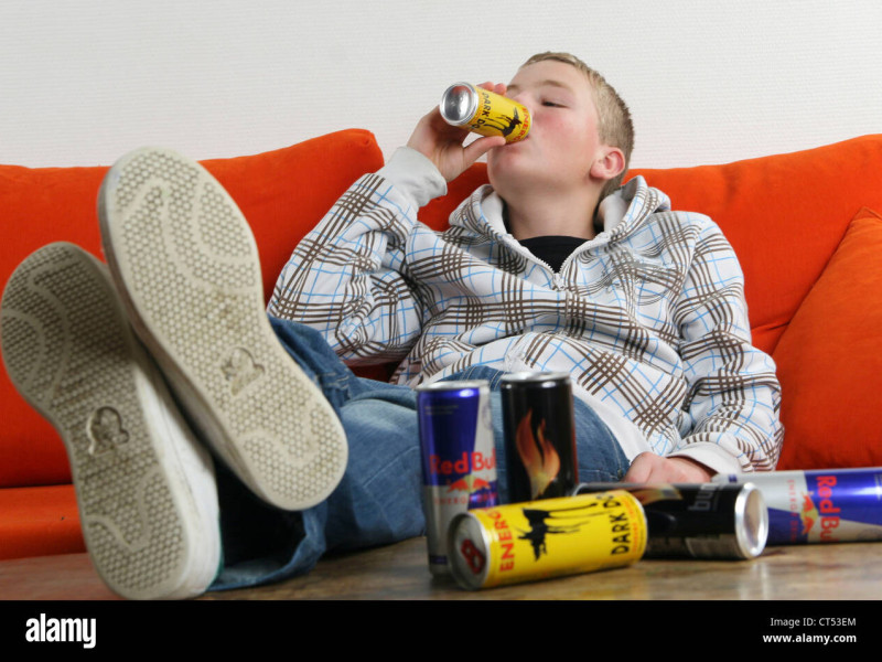 Niño bebiendo un Red Bull