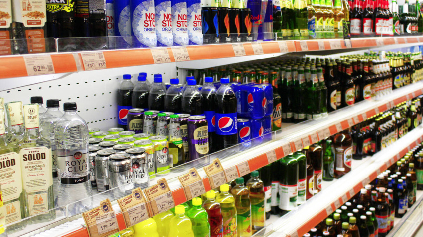 Diferentes tipos de bebida junto con bebidas energéticas en un supermercado