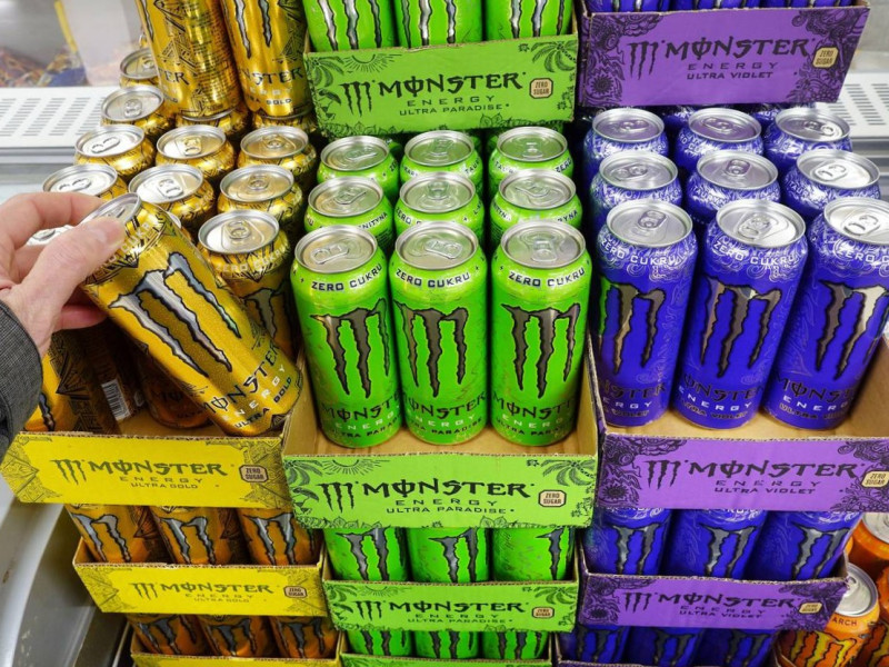 Bebidas Monster Energy en un establecimiento
