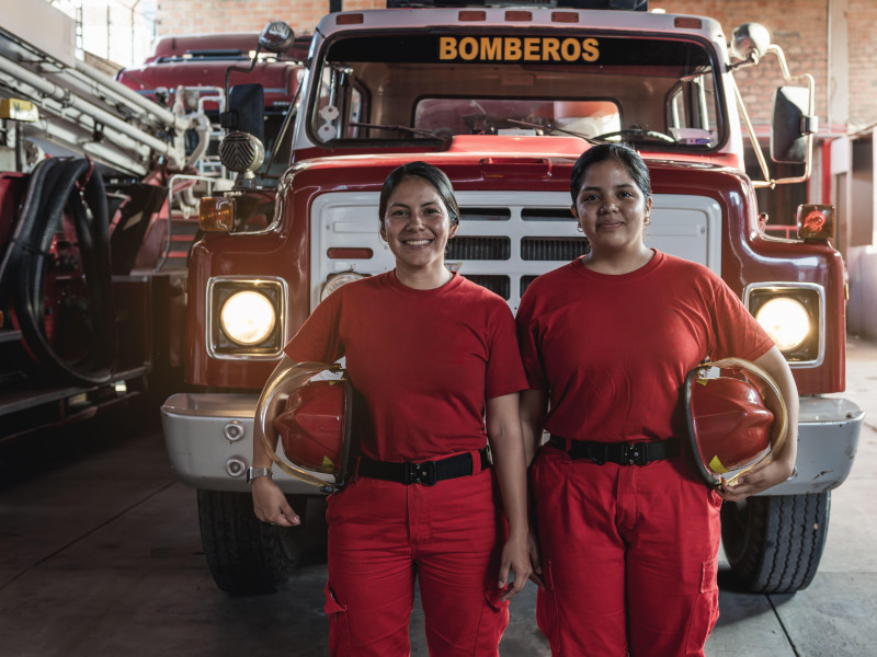 Dos mujeres representando al cuerpo de bomberos