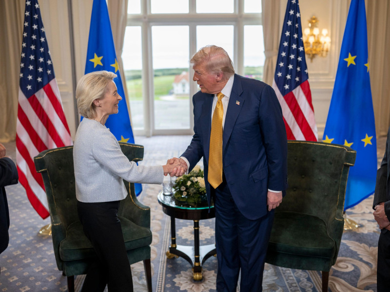 El presidente Donald J. Trump participa en una reunión bilateral con la presidenta de la Comisión Europea, Ursula von der Leyen, en el campo de golf Trump Turnberry en Turnberry, Escocia.