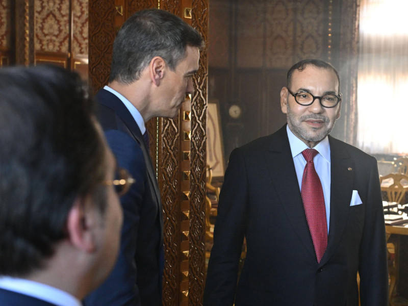 El rey de Marruecos, Mohammed VI (d), recibe al presidente del Gobierno español, Pedro Sánchez (2-d), en el Palacio Real de Rabat