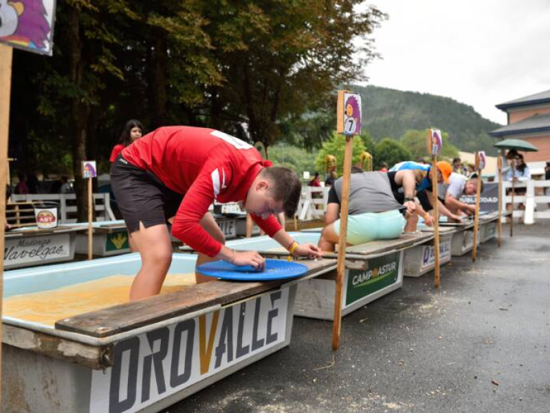 Los participantes bateando el agua en busca de oro