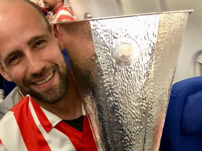 Gonzalo Miró con la camiseta del Atlético de Madrid y un título de la Europa League