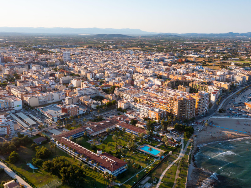 Fotografía aérea de la ciudad de Benicarló, un pueblo costero en la costa mediterránea.
