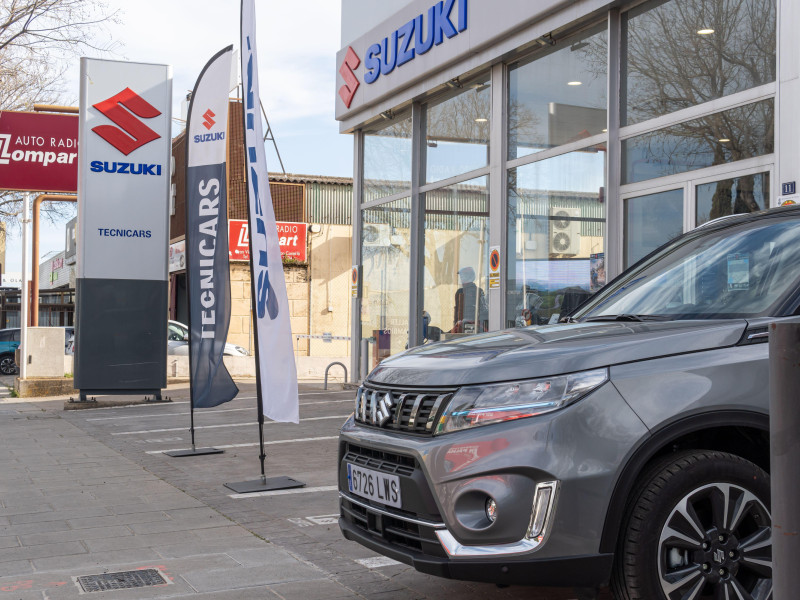 Concesionario de la multinacional automovilística Suzuki al atardecer. Palma de Mallorca.