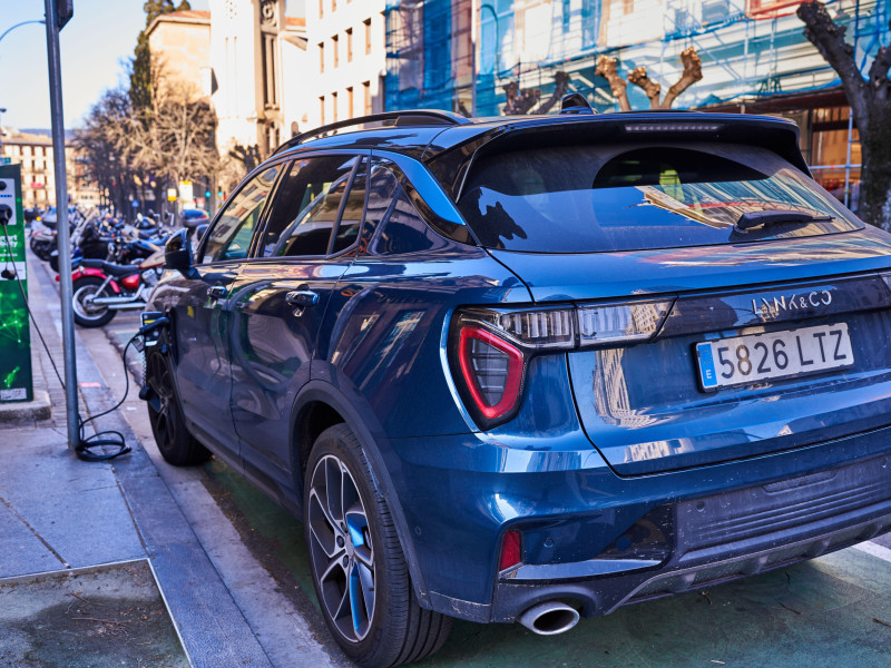 Pamplona, coche eléctrico compartible Lynk and Co recargando electricidad