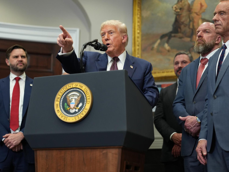 El presidente de Estados Unidos, Donald Trump, habla durante una ceremonia de firma de una orden ejecutiva en la Sala Roosevelt de la Casa Blanca en Washington.