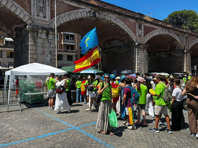 Un grupo de asturianos hace cola para recoger la bolsa de comida