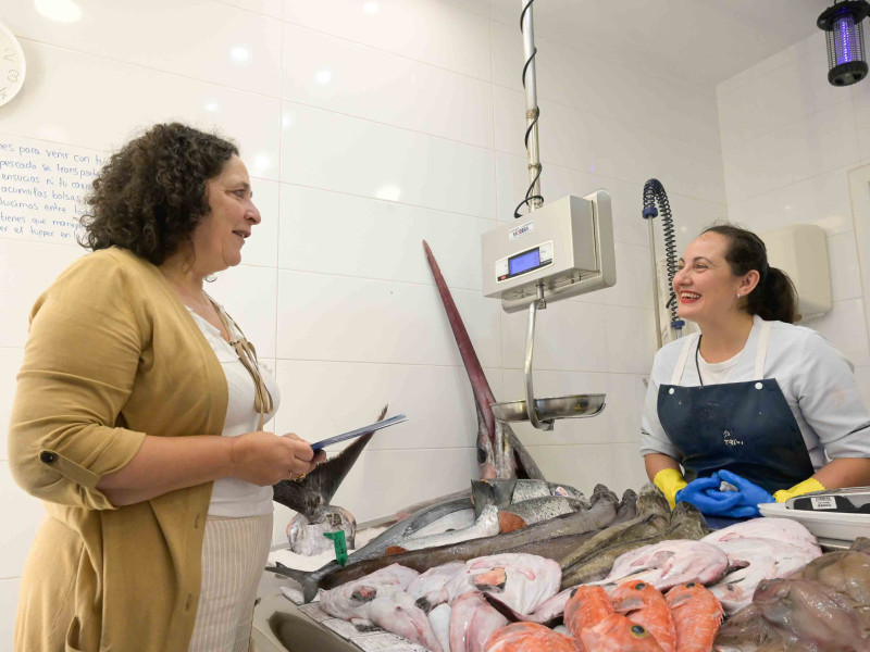La delegada de la Xunta en A Coruña, Belén Do Campo, visita la pescadería de Tania Pose
