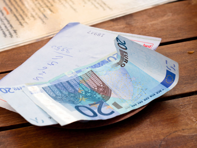 un billete de 20 euros para pagar en un restaurante