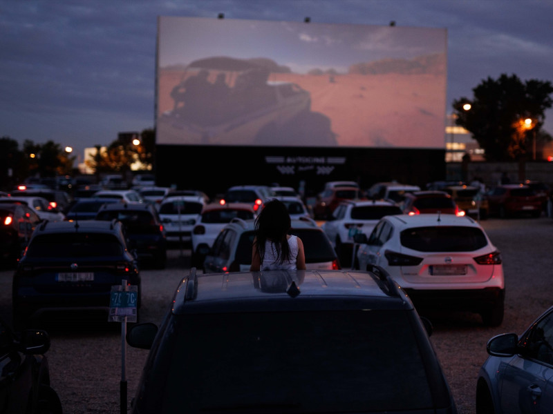 Varios coches aparcados, en una sesión en el Autocine Race de Madrid