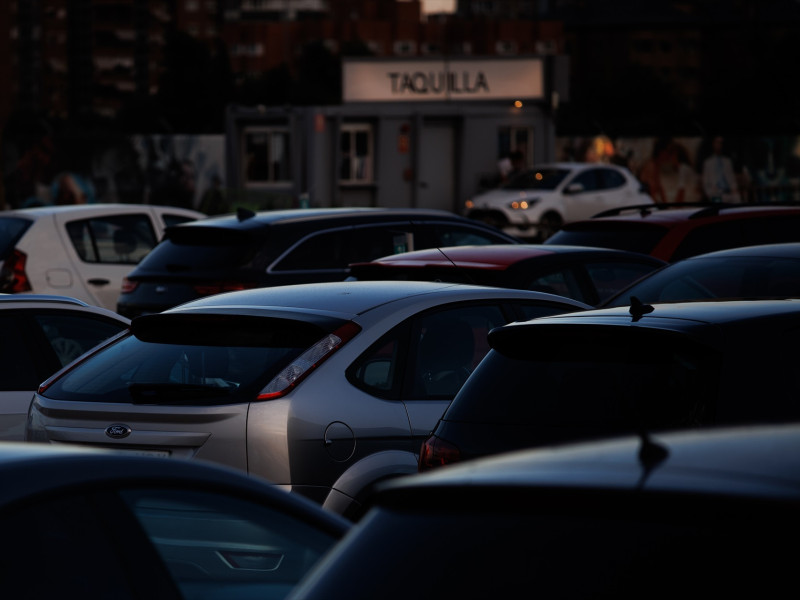 Varios coches, en una proyección del Autocine Race de Madrid