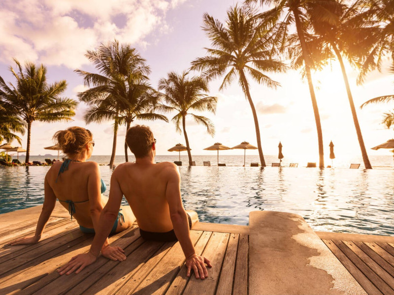 Dos personas disfrutando de sus vacaciones