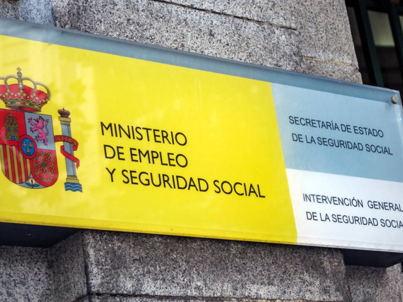 EYH9MA EYH9MA Madrid Spain,Ministerio de Empleo y Seguridad Social,Employment & Social Security Ministry,headquarters,building sign,government,agency,shield,Spain15