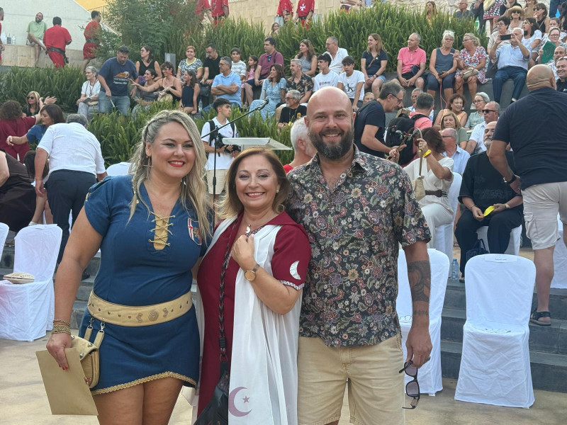 Esperanza Cheli, pregonera de este año, junto a su hermano Rafa Cheli y la presidenta de la FEMMICC, Amparo Mata, tras pronunciar el emotivo pregón en la plaza del Consell